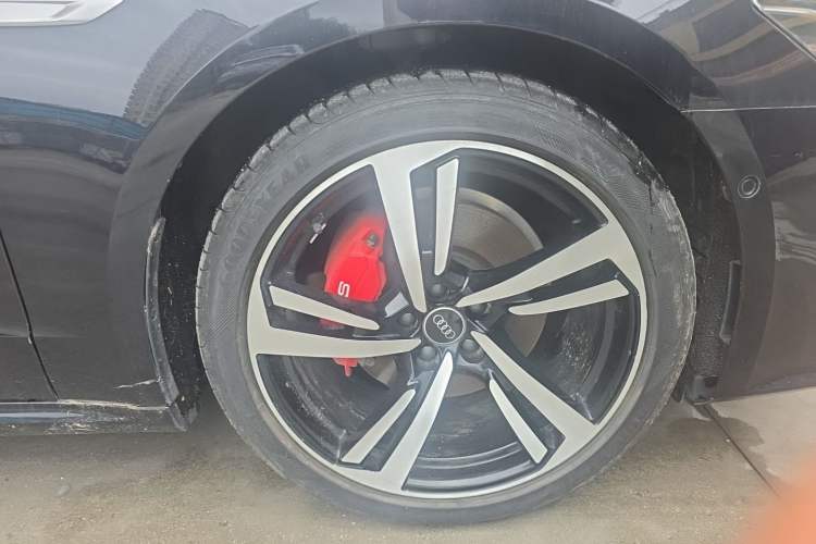 Used Audi A7L 2024 45TFSI quattro S-line Visionary Edition Flow Crystal Package Right Front Wheel Hub