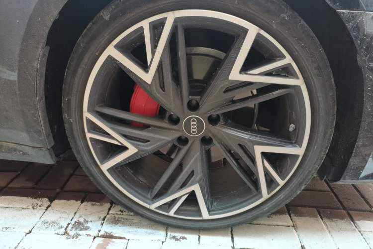 Used Audi A7L 2024 45 TFSI quattro Black Warrior Edition Right Front Wheel Hub