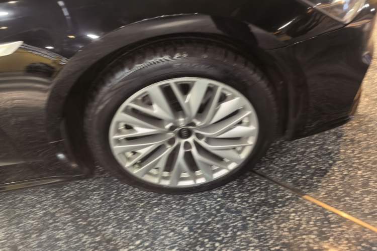 Used Audi A7L 2024 45TFSI S-line Dream-Building Edition Flow Crystal Package Right Front Wheel Hub