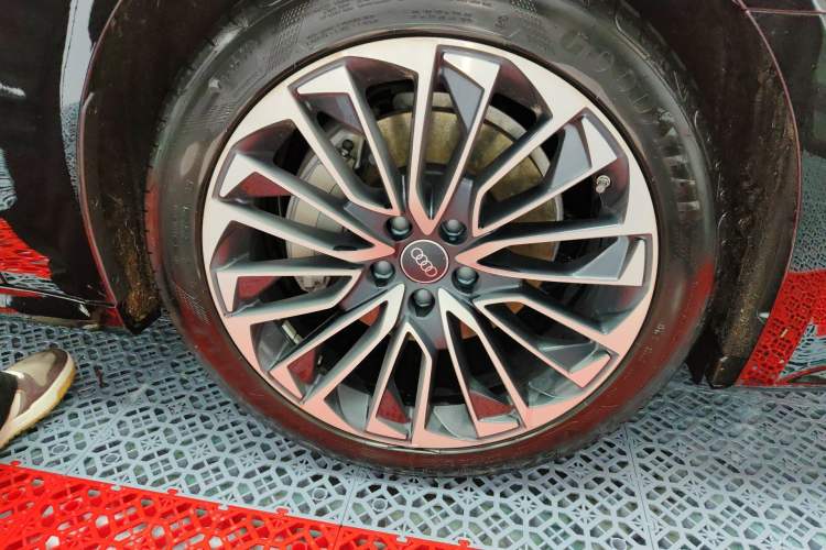 Used Audi A7L 2024 45 TFSI Luxury Edition Right Front Wheel Hub