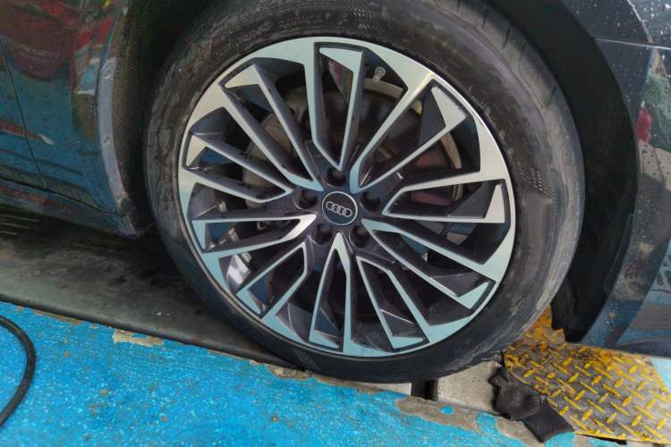 Used Audi A7L 2024 45 TFSI Luxury Edition Right Front Wheel Hub