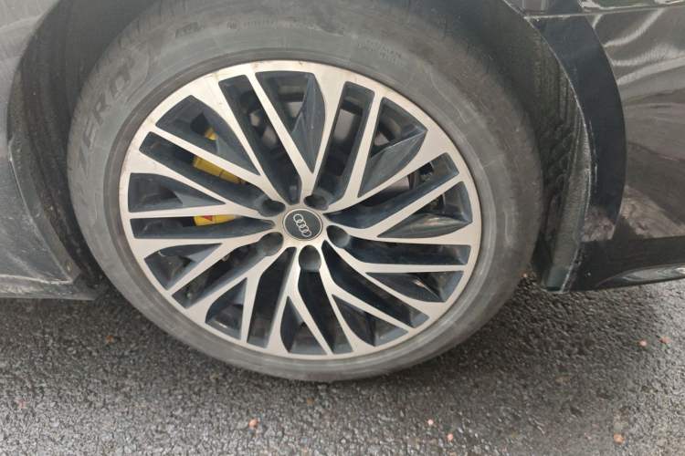 Used Audi A7L 2024 45TFSI S-line Dream-Building Edition Flow Crystal Package Right Front Wheel Hub