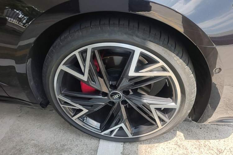 Used Audi A7L 2024 45 TFSI quattro S-line Black Warrior Edition Right Front Wheel Hub