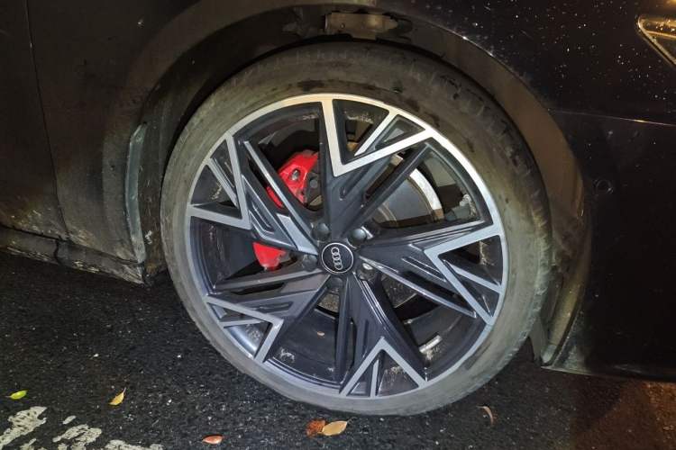 Used Audi A7L 2024 45 TFSI quattro Black Warrior Edition Right Front Wheel Hub