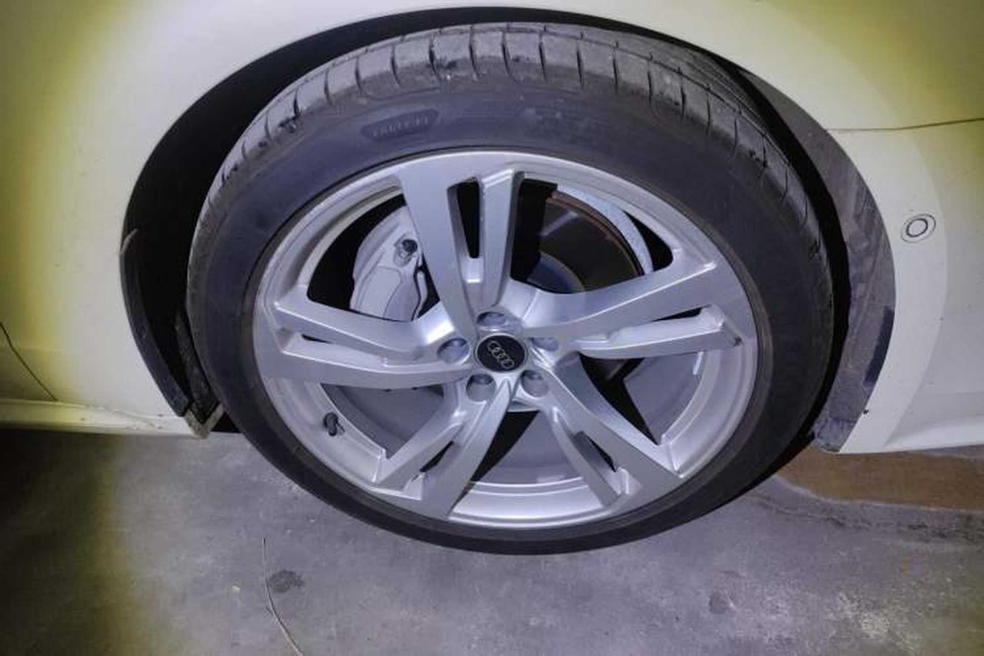 Used Audi A7L 2024 45TFSI quattro S-line Visionary Edition Flow Crystal Package Right Front Wheel Hub