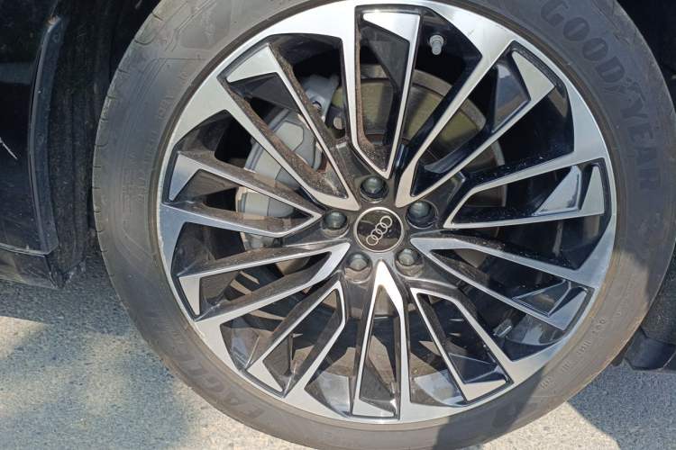 Used Audi A7L 2024 45 TFSI Luxury Edition Right Front Wheel Hub