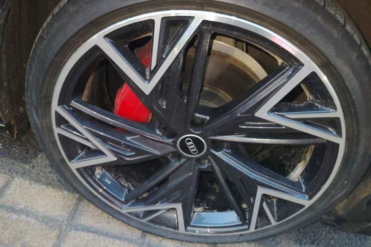 Used Audi A7L 2024 45 TFSI quattro Black Warrior Edition Right Front Wheel Hub