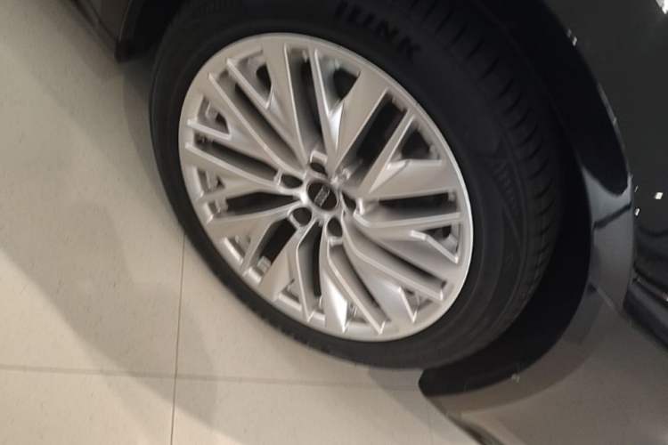 Used Audi A7L 2024 45TFSI S-line Dream-Building Edition Flow Crystal Package Right Front Wheel Hub
