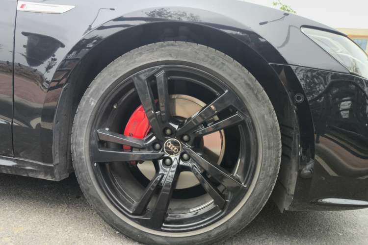 Used Audi A7L 2024 45TFSI quattro S-line Visionary Edition Flow Crystal Package Right Front Wheel Hub
