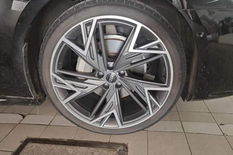 Used Audi A7L 2024 45 TFSI quattro S-line Black Warrior Edition Right Front Wheel Hub
