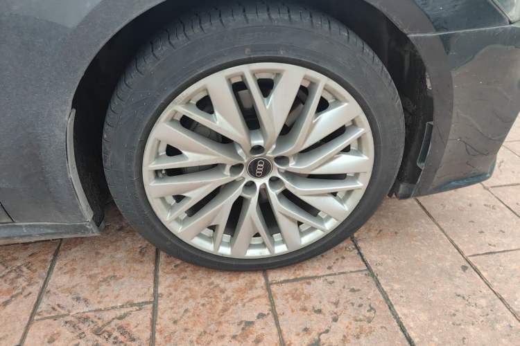 Used Audi A7L 2024 45TFSI S-line Dream-Building Edition Flow Crystal Package Right Front Wheel Hub