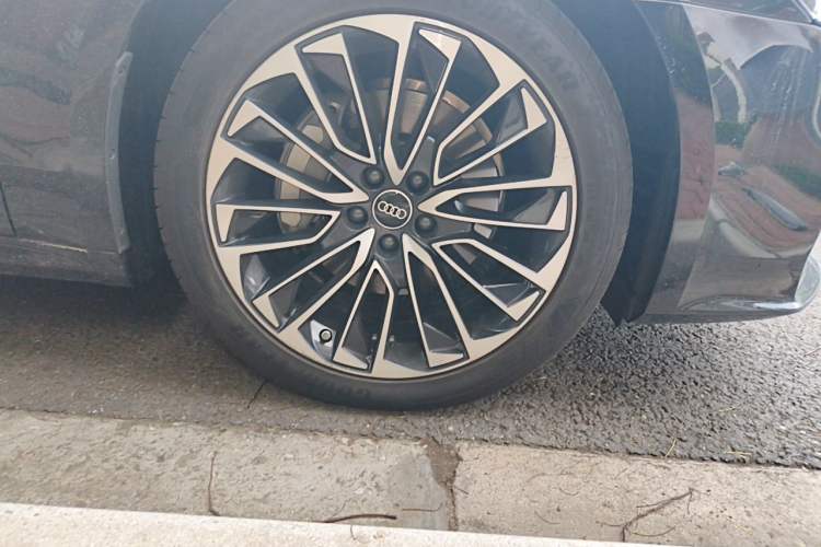Used Audi A7L 2024 45 TFSI Luxury Edition Right Front Wheel Hub