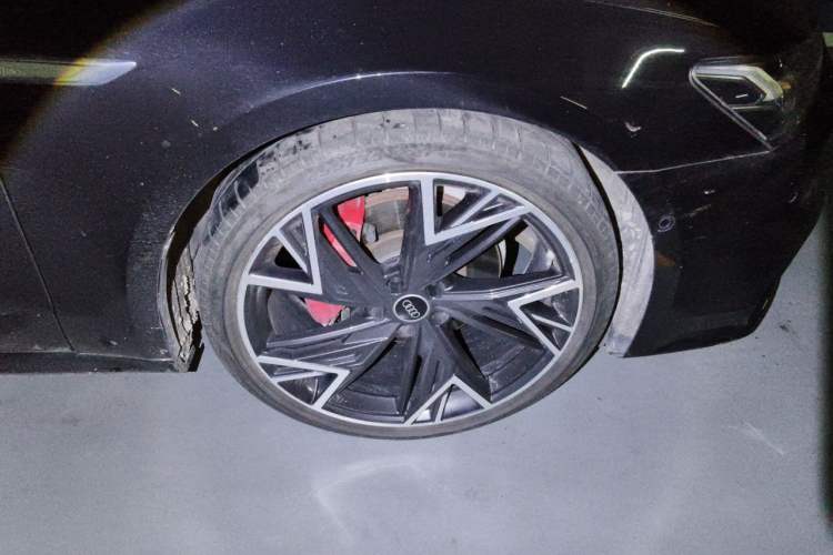 Used Audi A7L 2024 45 TFSI quattro Black Warrior Edition Right Front Wheel Hub