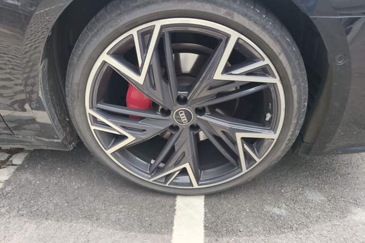 Used Audi A7L 2024 45 TFSI quattro Black Warrior Edition Right Front Wheel Hub