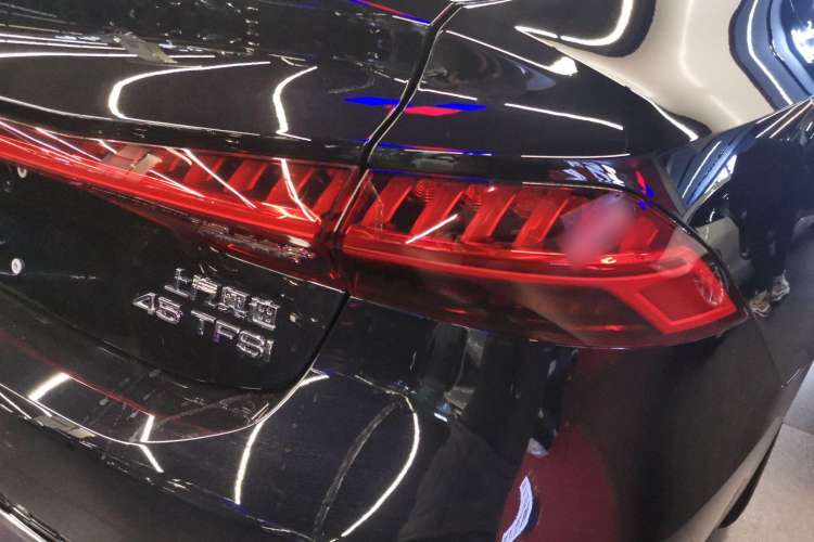 Used Audi A7L 2024 45TFSI S-line Dream-Building Edition Flow Crystal Package Right Rear Taillight