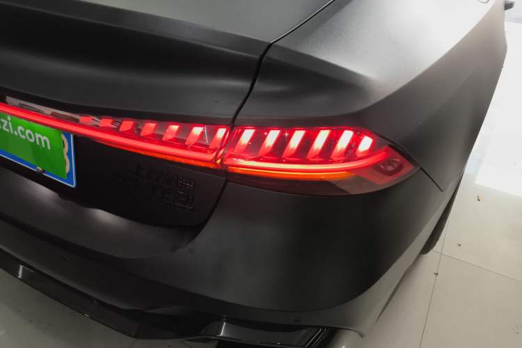 Used Audi A7L 2024 45TFSI S-line Dream-Building Edition Flow Crystal Package Right Rear Taillight