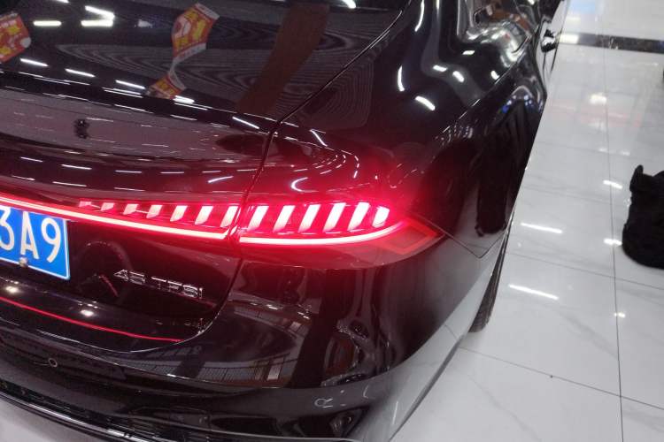 Used Audi A7L 2024 45TFSI S-line Dream-Building Edition Flow Crystal Package Right Rear Taillight