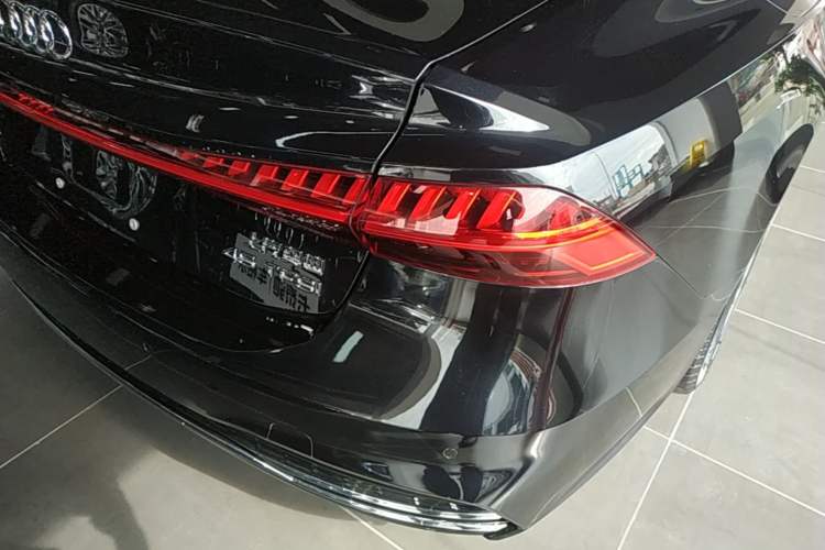 Used Audi A7L 2024 45TFSI S-line Dream-Building Edition Flow Crystal Package Right Rear Taillight