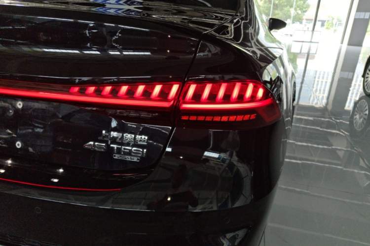 Used Audi A7L 2024 45TFSI S-line Dream-Building Edition Flow Crystal Package Right Rear Taillight