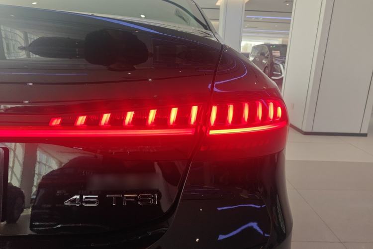 Used Audi A7L 2024 45TFSI S-line Dream-Building Edition Flow Crystal Package Right Rear Taillight
