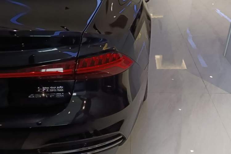 Used Audi A7L 2024 45TFSI S-line Dream-Building Edition Flow Crystal Package Right Rear Taillight