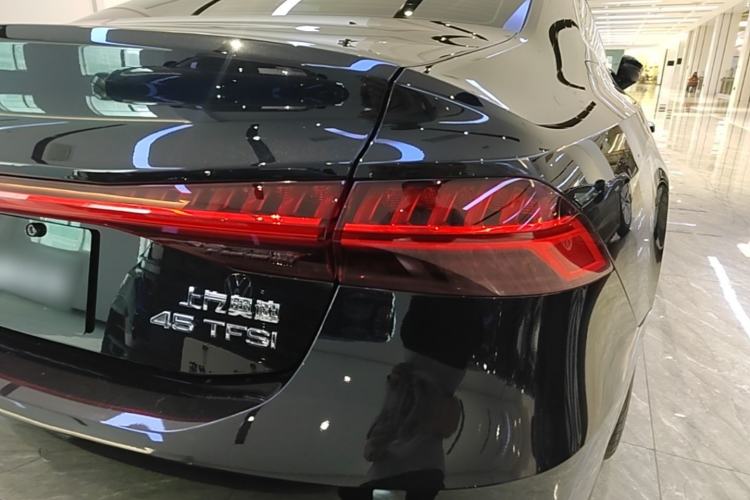 Used Audi A7L 2024 45TFSI S-line Dream-Building Edition Flow Crystal Package Right Rear Taillight