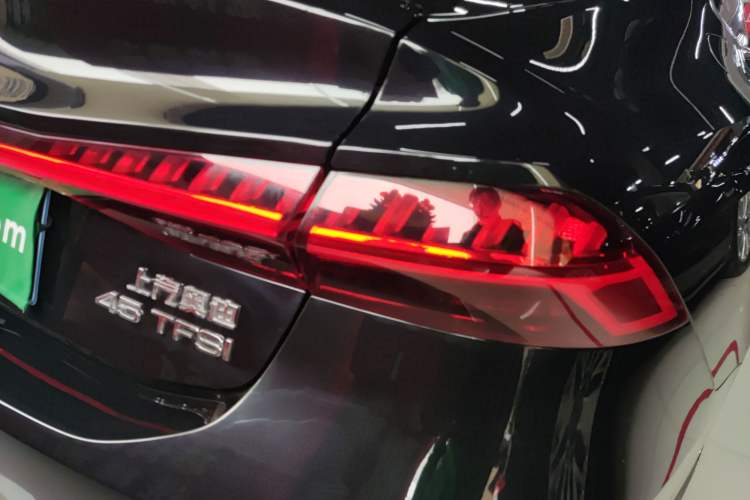 Used Audi A7L 2024 45TFSI S-line Dream-Building Edition Flow Crystal Package Right Rear Taillight