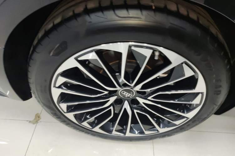 Used Audi A7L 2024 45 TFSI Luxury Edition Right Rear Wheel Hub