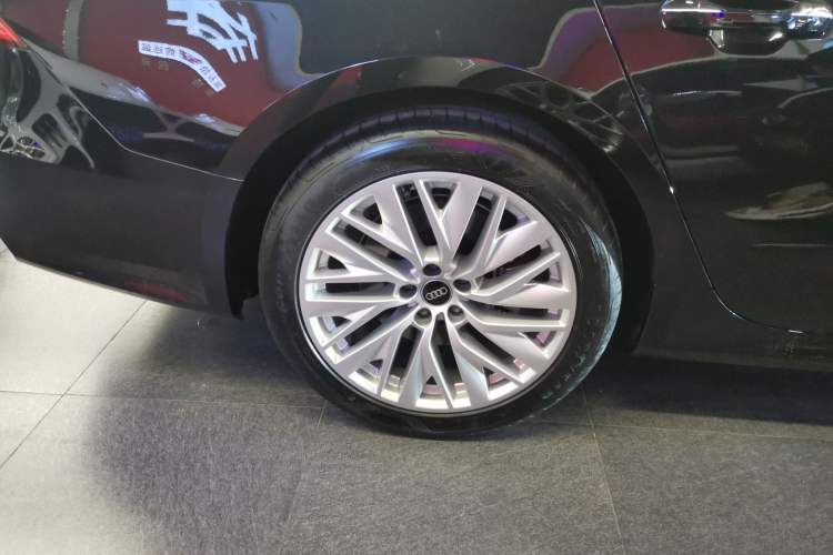 Used Audi A7L 2024 45TFSI S-line Dream-Building Edition Flow Crystal Package Right Rear Wheel Hub