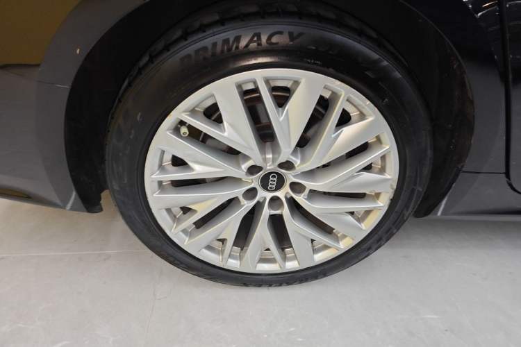 Used Audi A7L 2024 45TFSI S-line Dream-Building Edition Flow Crystal Package Right Rear Wheel Hub