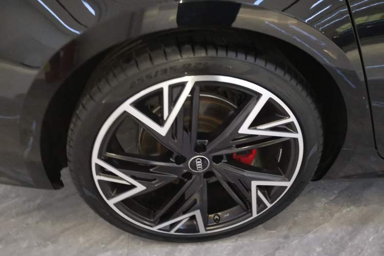 Used Audi A7L 2024 45 TFSI quattro Black Warrior Edition Right Rear Wheel Hub