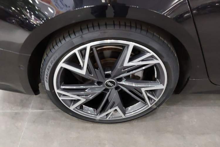Used Audi A7L 2024 45 TFSI quattro S-line Black Warrior Edition Right Rear Wheel Hub