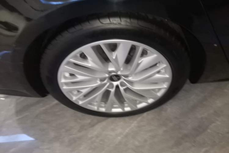 Used Audi A7L 2024 45TFSI S-line Dream-Building Edition Flow Crystal Package Right Rear Wheel Hub