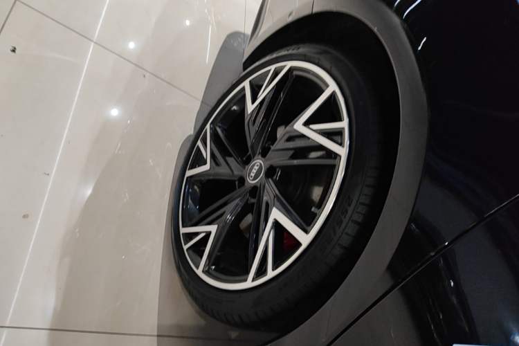 Used Audi A7L 2024 45 TFSI quattro Black Warrior Edition Right Rear Wheel Hub