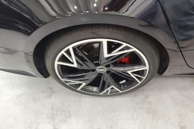 Used Audi A7L 2024 45 TFSI quattro Black Warrior Edition Right Rear Wheel Hub