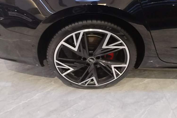 Used Audi A7L 2024 45 TFSI quattro Black Warrior Edition Right Rear Wheel Hub