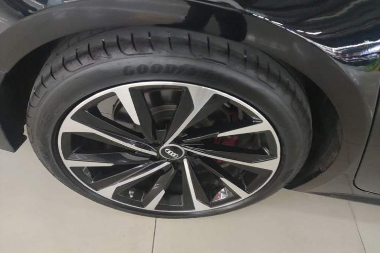 Used Audi A7L 2024 45TFSI quattro S-line Visionary Edition Flow Crystal Package Right Rear Wheel Hub