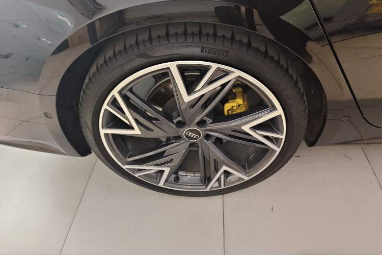 Used Audi A7L 2024 45 TFSI quattro S-line Black Warrior Edition Right Rear Wheel Hub