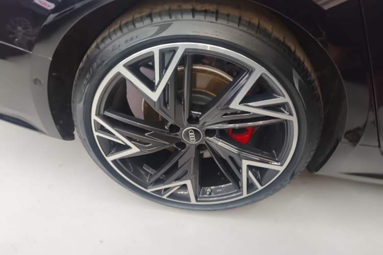 Used Audi A7L 2024 45 TFSI quattro Black Warrior Edition Right Rear Wheel Hub