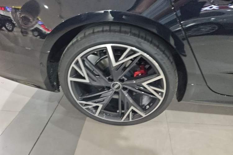 Used Audi A7L 2024 45 TFSI quattro Black Warrior Edition Right Rear Wheel Hub