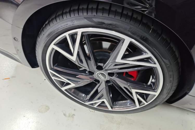 Used Audi A7L 2024 45 TFSI quattro Black Warrior Edition Right Rear Wheel Hub