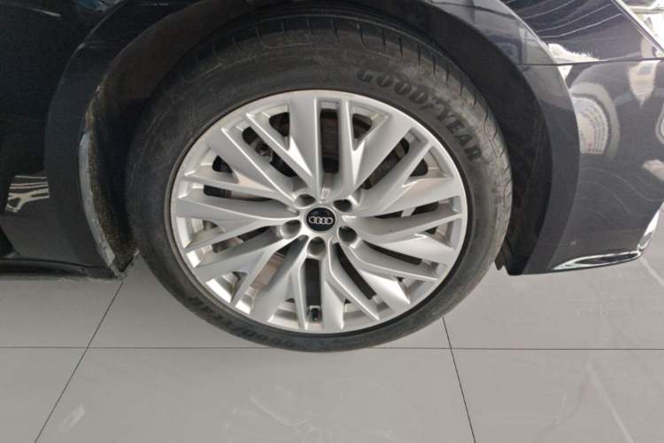 Used Audi A7L 2024 45TFSI S-line Dream-Building Edition Flow Crystal Package Right Rear Wheel Hub