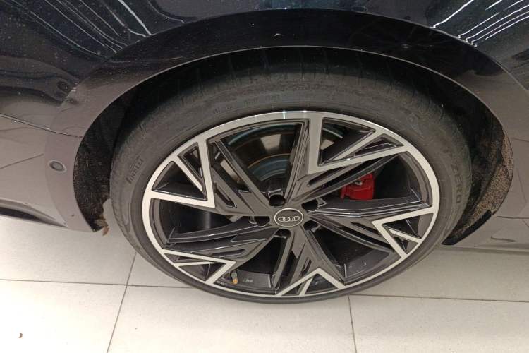 Used Audi A7L 2024 45 TFSI quattro Black Warrior Edition Right Rear Wheel Hub
