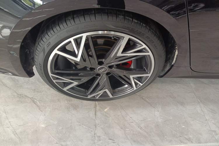 Used Audi A7L 2024 45 TFSI quattro Black Warrior Edition Right Rear Wheel Hub