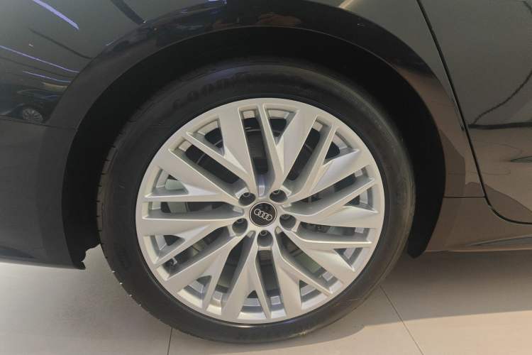 Used Audi A7L 2024 45TFSI S-line Dream-Building Edition Flow Crystal Package Right Rear Wheel Hub
