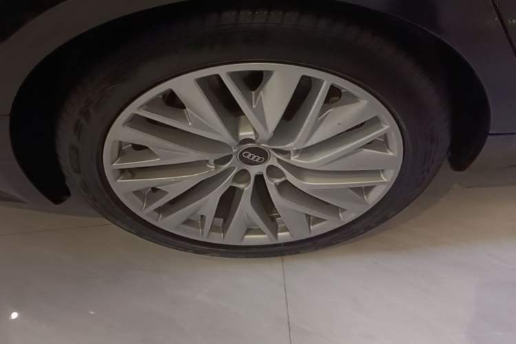 Used Audi A7L 2024 45TFSI S-line Dream-Building Edition Flow Crystal Package Right Rear Wheel Hub