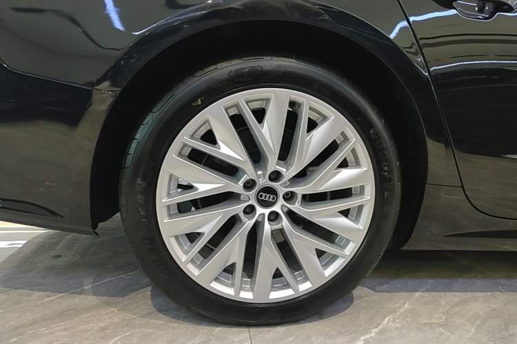 Used Audi A7L 2024 45TFSI S-line Dream-Building Edition Flow Crystal Package Right Rear Wheel Hub