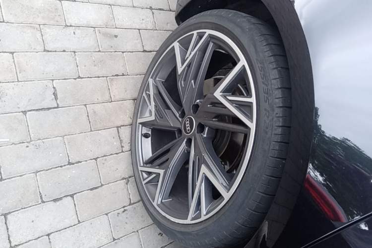 Used Audi A7L 2024 45 TFSI quattro S-line Black Warrior Edition Right Rear Wheel Hub
