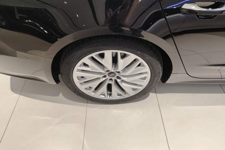 Used Audi A7L 2024 45TFSI S-line Dream-Building Edition Flow Crystal Package Right Rear Wheel Hub