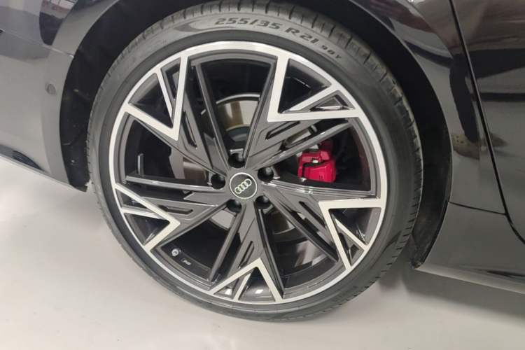 Used Audi A7L 2024 45 TFSI quattro Black Warrior Edition Right Rear Wheel Hub